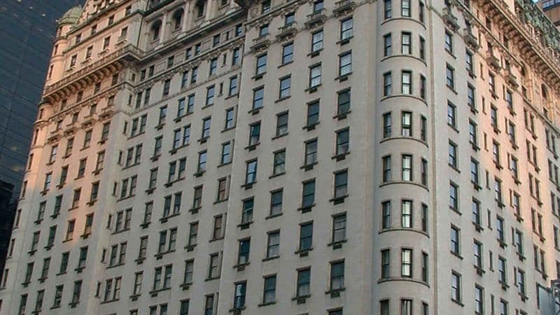 Image of a commercial building in the city.