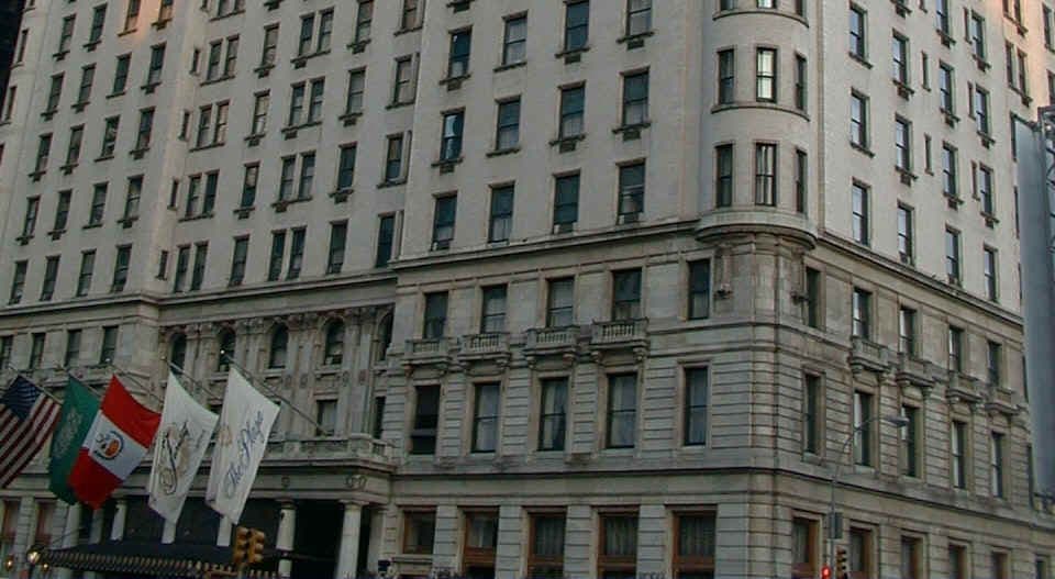 Image of a commercial building in the city.
