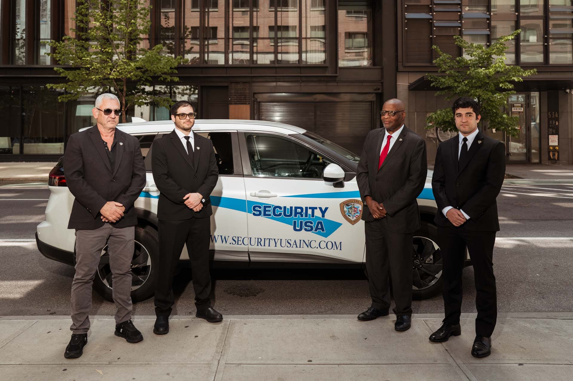 Image of Security USA® account managers and security guards patrolling the perimeter of a building in the city.
